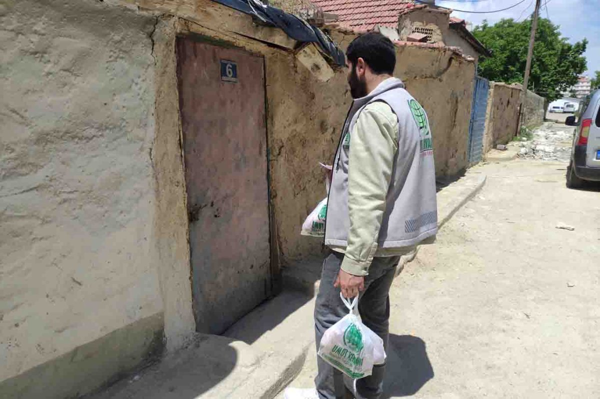 Umut Kervanı Konya Derneği kurban etlerini ihtiyaç sahiplerine ulaştırdı
