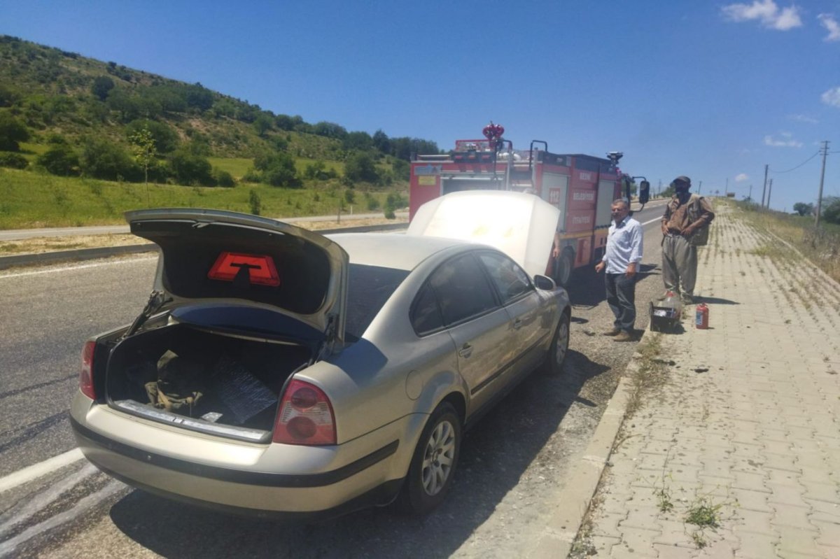 Adıyaman'da seyir halindeki otomobil alev aldı