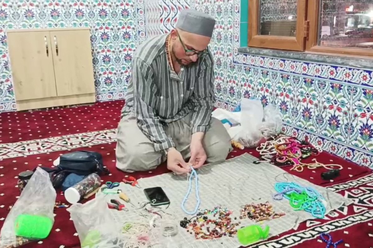 Camileri tek tek gezerek tespih ve Kur'an-ı Kerim tamiri yapıyor