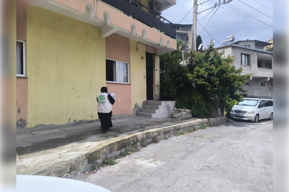 İzmir Umut Kervanından ihtiyaç sahibi ailelere gıda desteği