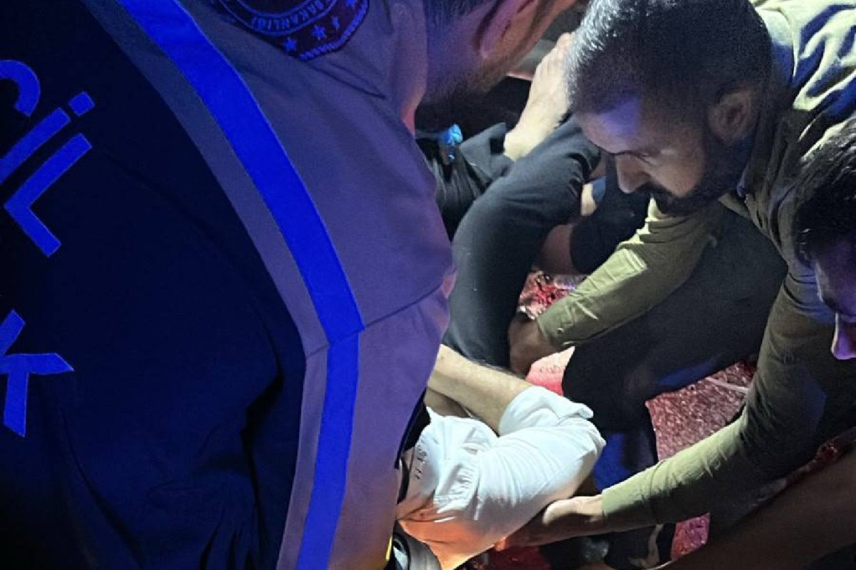 Batman'da otomobil tırın altına girdi: 1'i ağır 2 yaralı