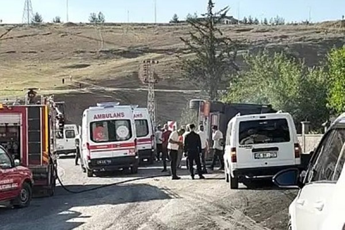 Siirt'te maden yüklü tır devrildi, sürücü araçta sıkıştı