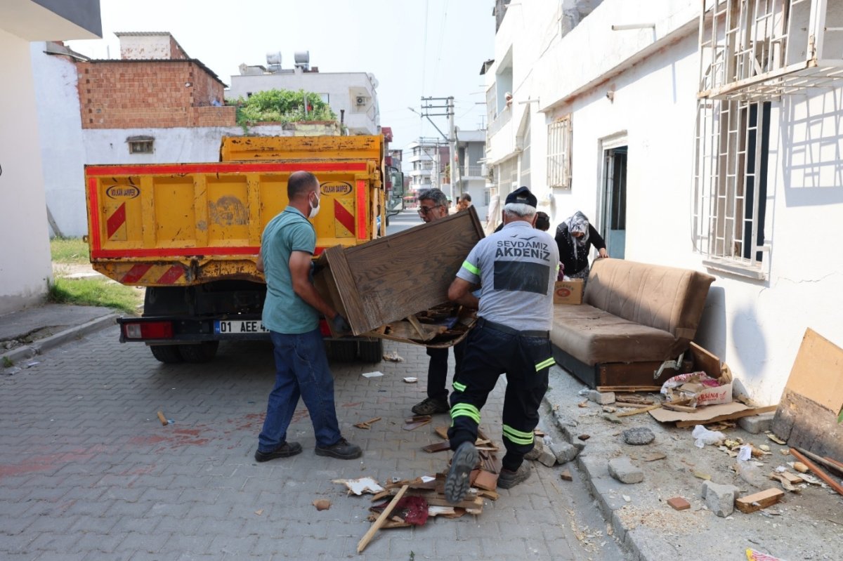 Engelli vatandaşın evinde temizlik ve tahliye çalışması yapıldı