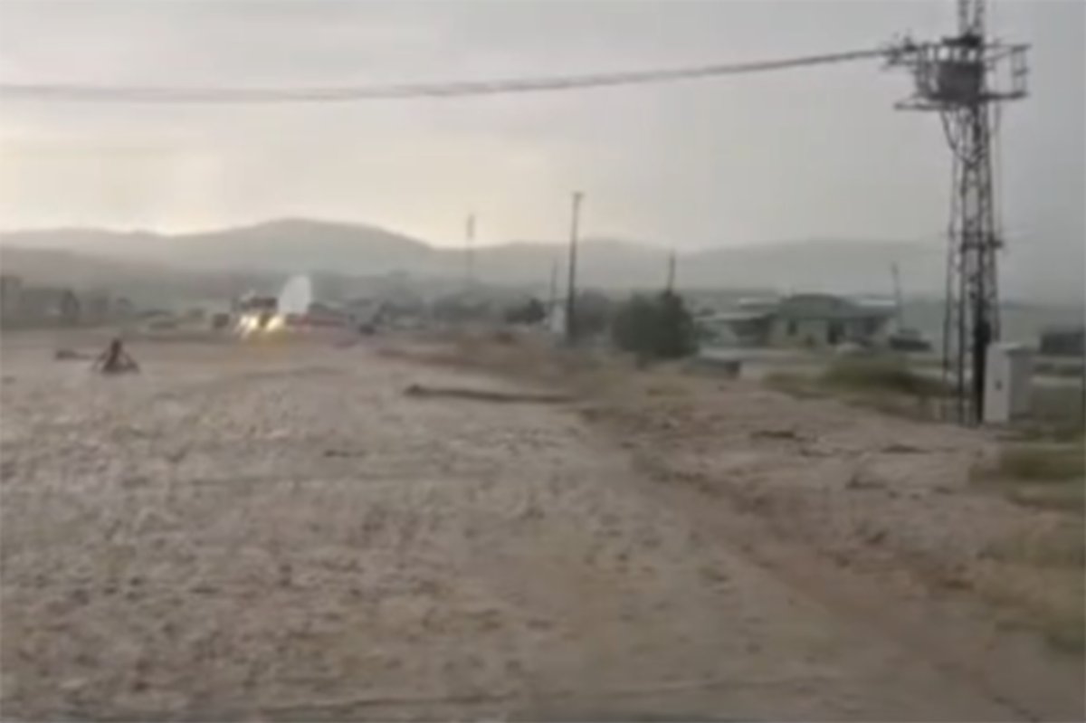 Elâzığ Kovancılar'da sel sonrası kapanan kara yolu trafiğe açıldı