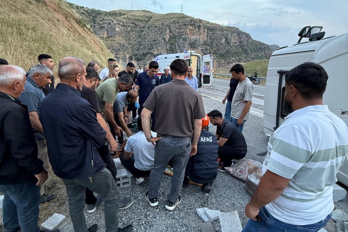 Siirt’te tır devrildi: Araçta sıkışan sürücü kurtarıldı