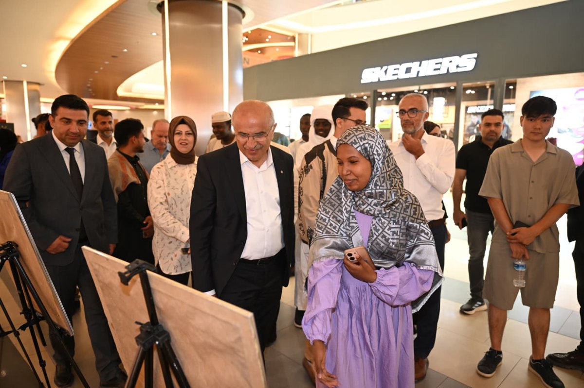Büyükşehir Belediyesinin kurslarında eğitim alan uluslararası öğrencilerin eserleri sergilendi