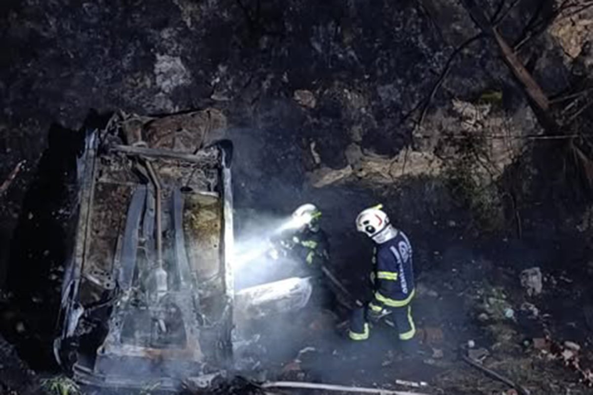 Denizli'de devrilen araç orman yangınına neden oldu