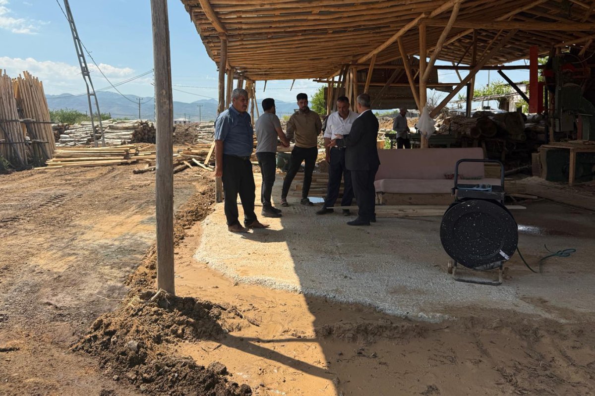 HÜDA PAR’lı Özkan selden zarar gören keresteci esnafı ziyaret etti