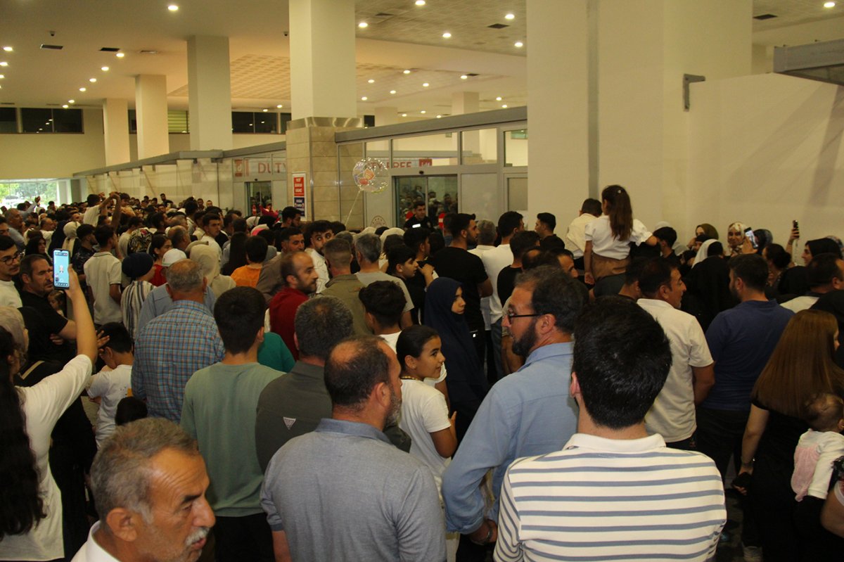 Kâbe aşkına doyamayan hacılar gözyaşlarına hâkim olamadı