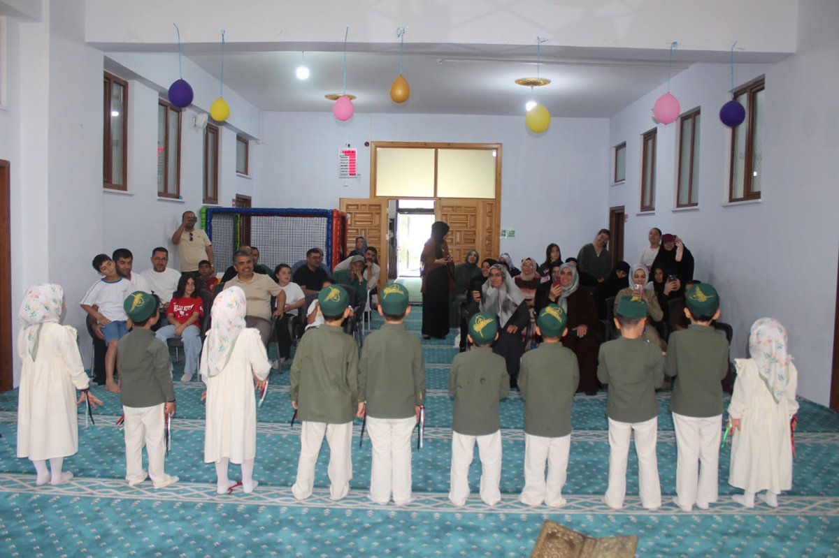 Kur'an'a geçiş yapan miniklerin sergilediği performans izleyicileri mest etti
