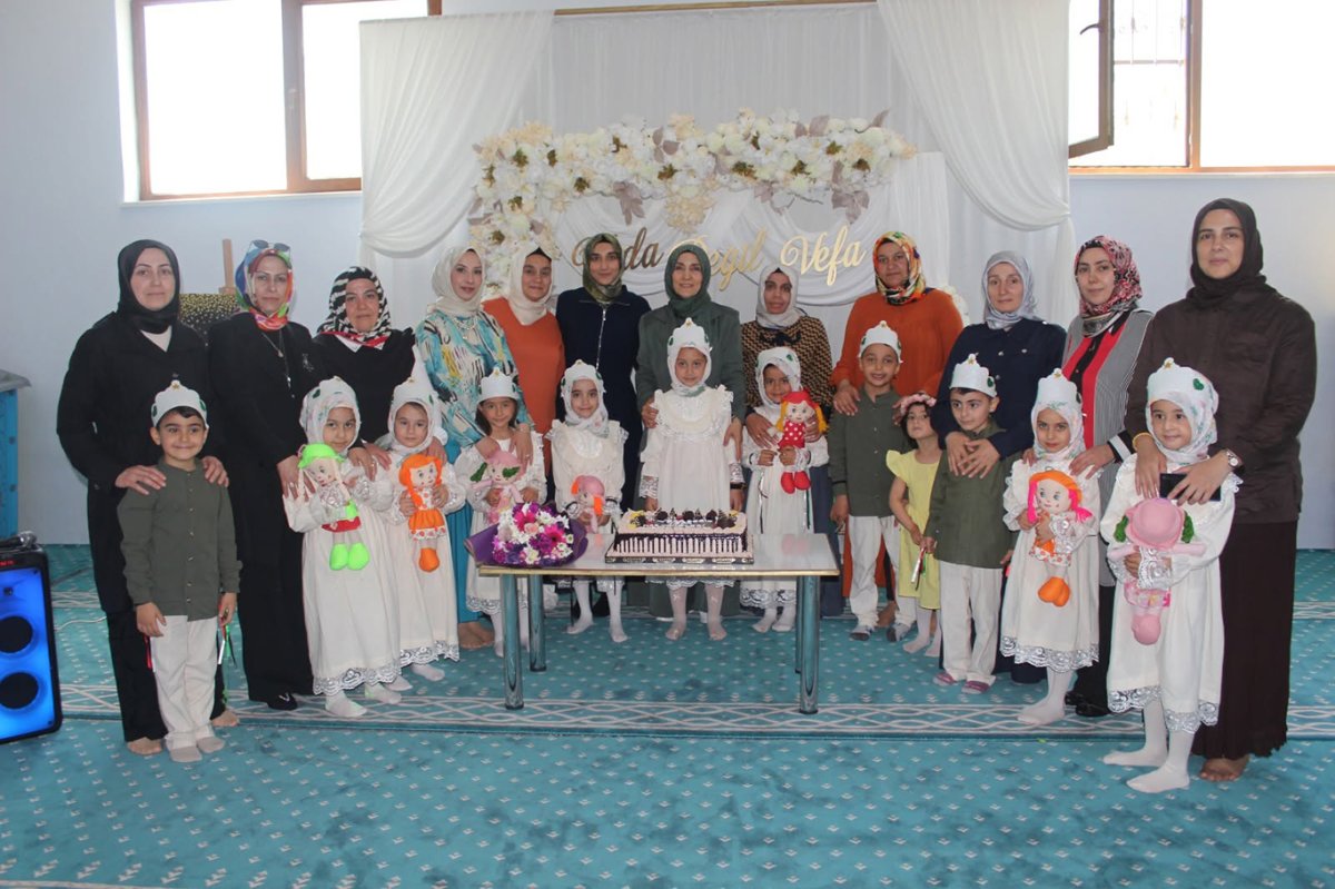 Kur'an'a geçiş yapan miniklerin sergilediği performans izleyicileri mest etti