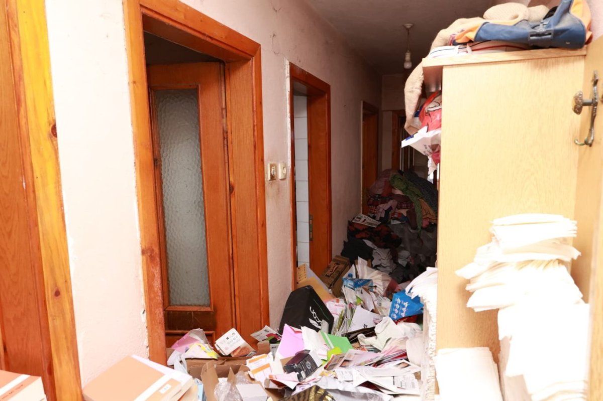 Bursa'da yıllardır temizlenmeyen evden 20 ton çöp çıktı