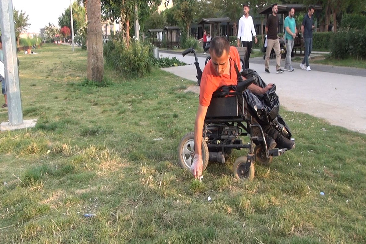 Cizre'de engelliler çevre kirliliğine dikkat çekmek amacıyla parkları temizledi