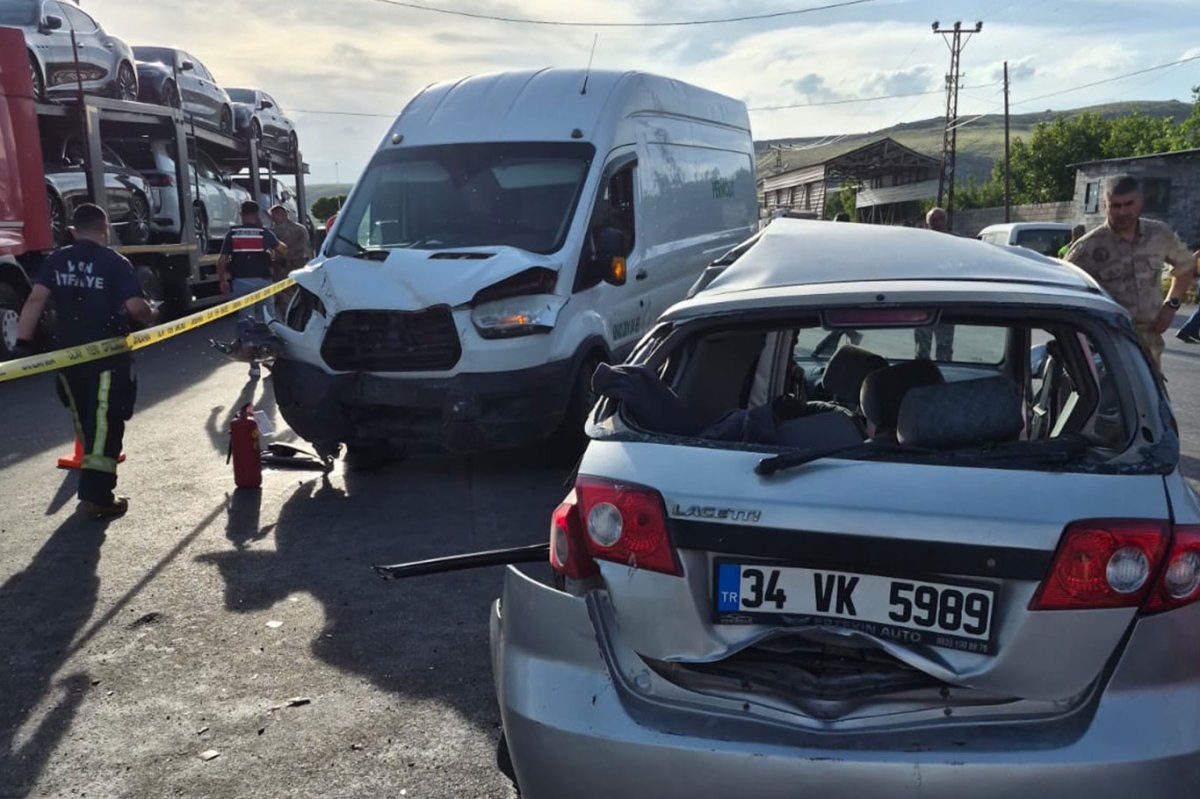 Van’da minibüs ile otomobil çarpıştı: 5 yaralı
