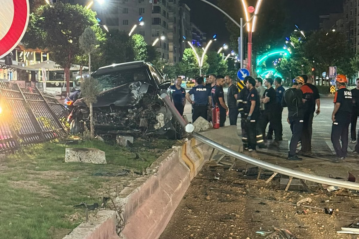 Batman'da otomobil refüje çıktı: 3 yaralı