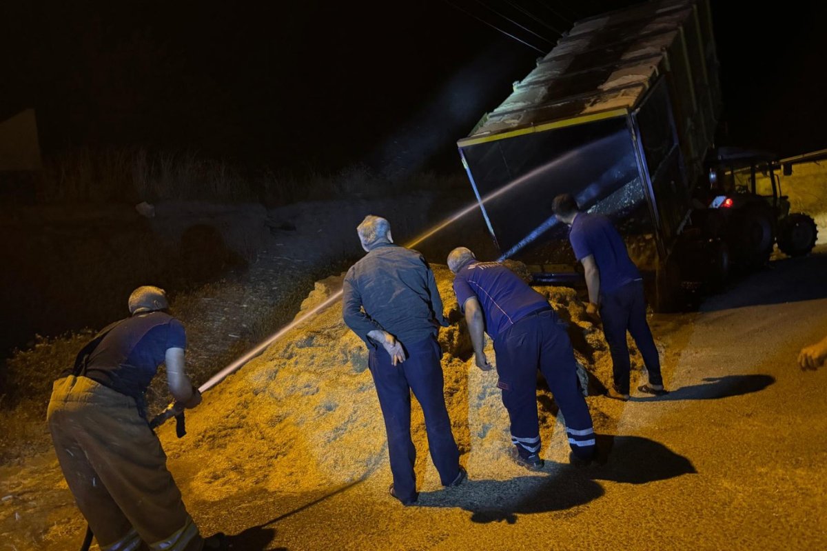 Mardin’de biçerdöverden çıkan kıvılcımların yol açtığı yangında 4 ton saman zarar gördü