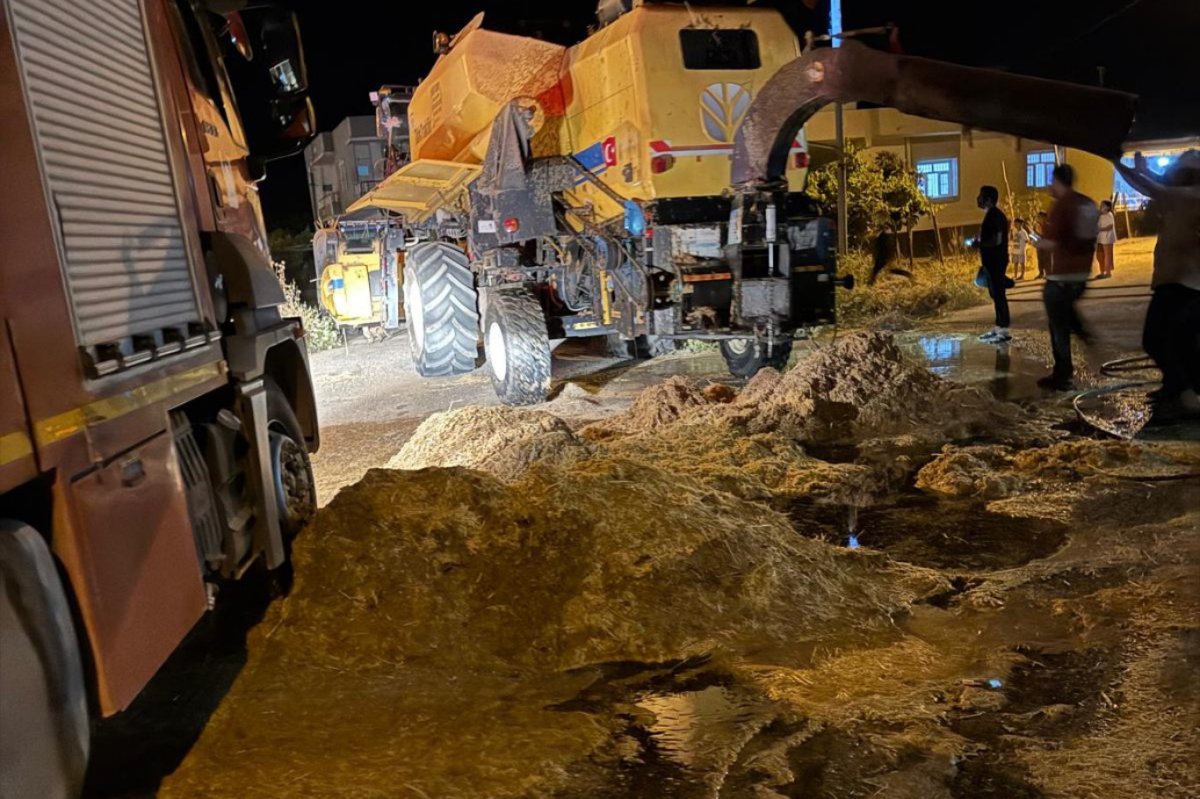 Mardin’de biçerdöverden çıkan kıvılcımların yol açtığı yangında 4 ton saman zarar gördü