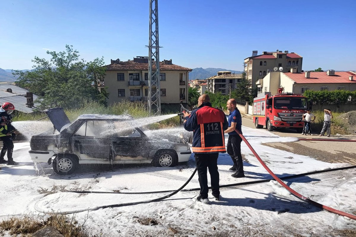 Elazığ'da seyir halindeki otomobil alev alev yandı