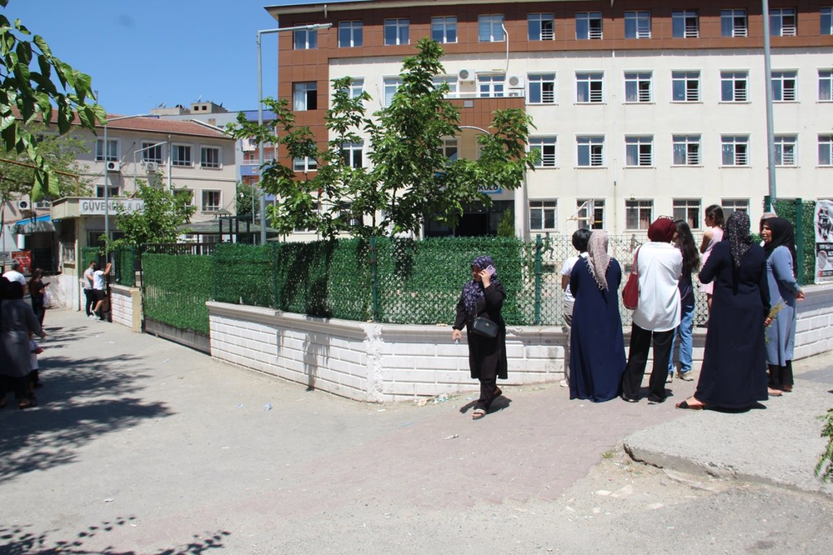 LGS heyecanı Batman'da yaşandı: Veliler umutla bekledi, çocukları için dua etti
