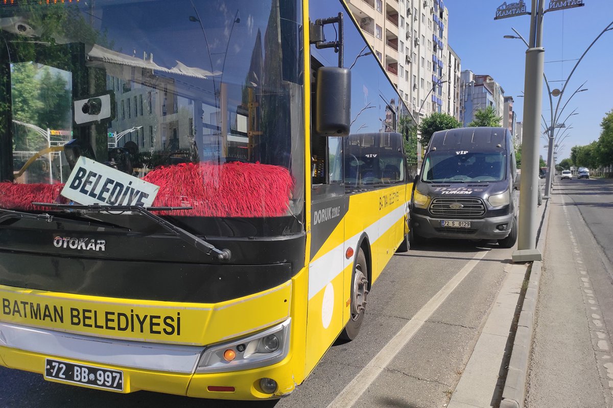 Batman'da belediye otobüsü ile minibüs çarpıştı