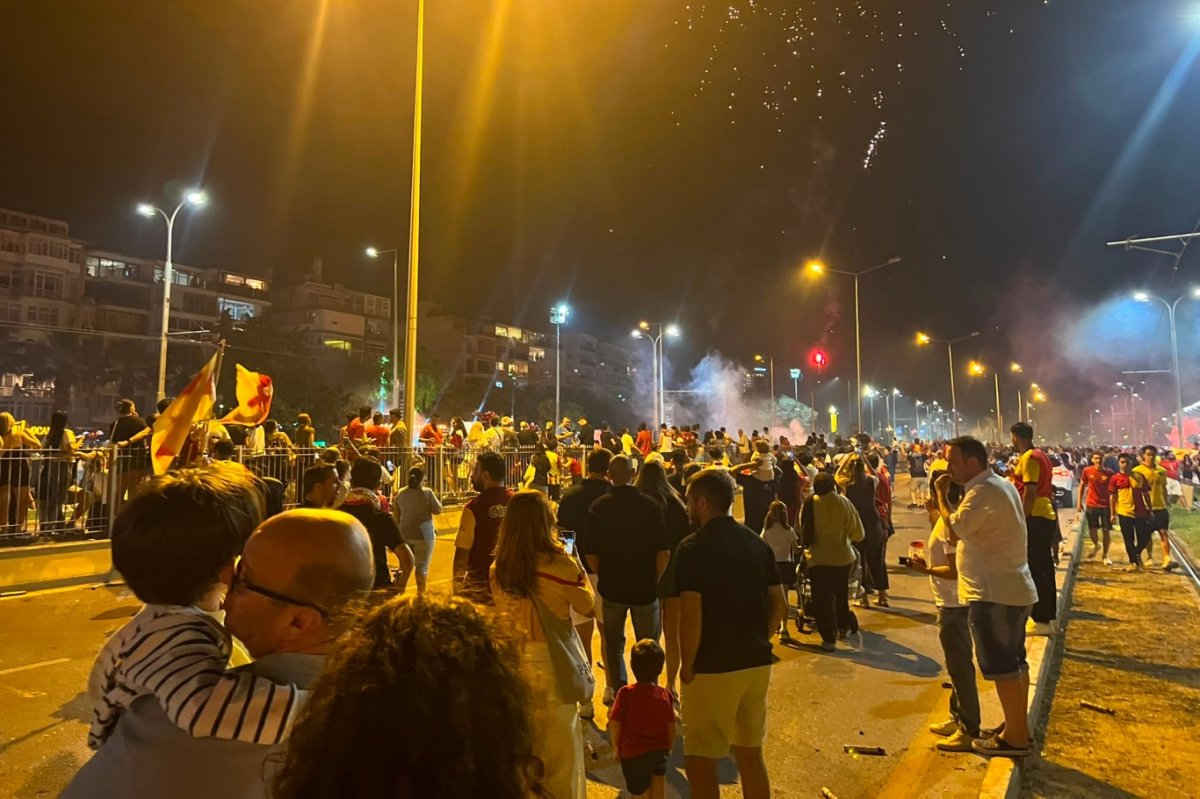 Konak sahilde taraftar yoğunluğu ve arbede yaşandı