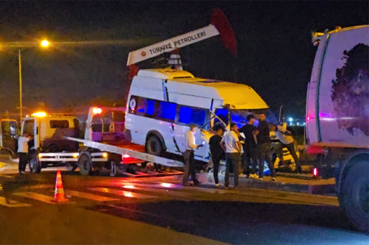 Minibüs ile çöp kamyonu çarpıştı