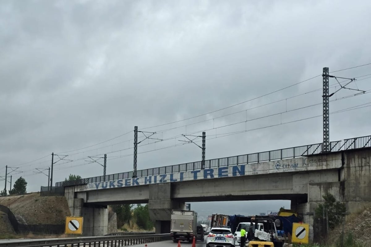 Bozüyük-Eskişehir kara yolunda kaza: Tır YHT köprüsüne çarparak devrildi