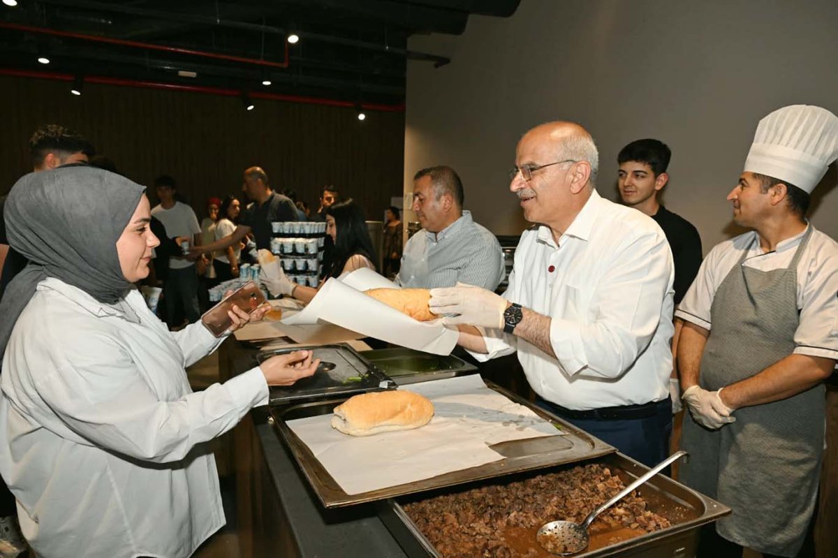 Malatya Büyükşehir Belediye Başkanı Er, öğrencilere yemek dağıttı