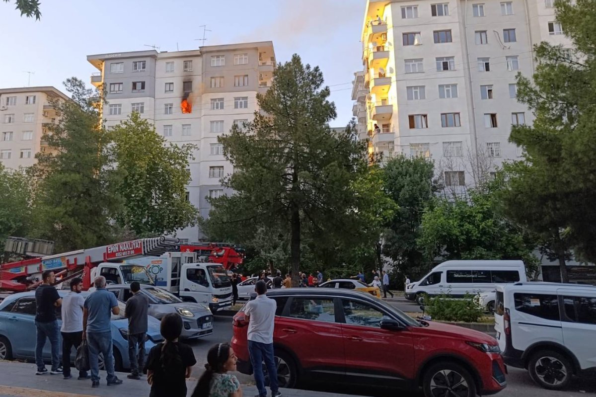 Diyarbakır'da bir binada çıkan yangın paniğe yol açtı