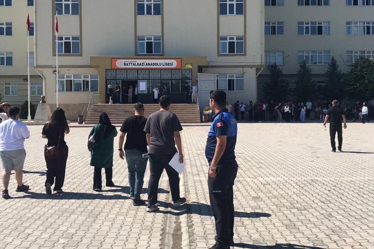Sınava dakikalar kala yanlış okula gittiğini fark etti, zabıta ekipleri devreye girdi