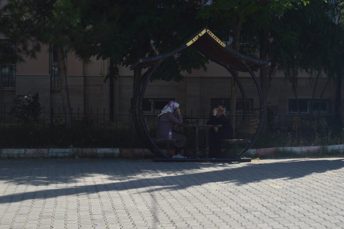 YKS'de değişmeyen görüntü: Siirt'te bazı adaylar sınav kapısına son dakikada geldi