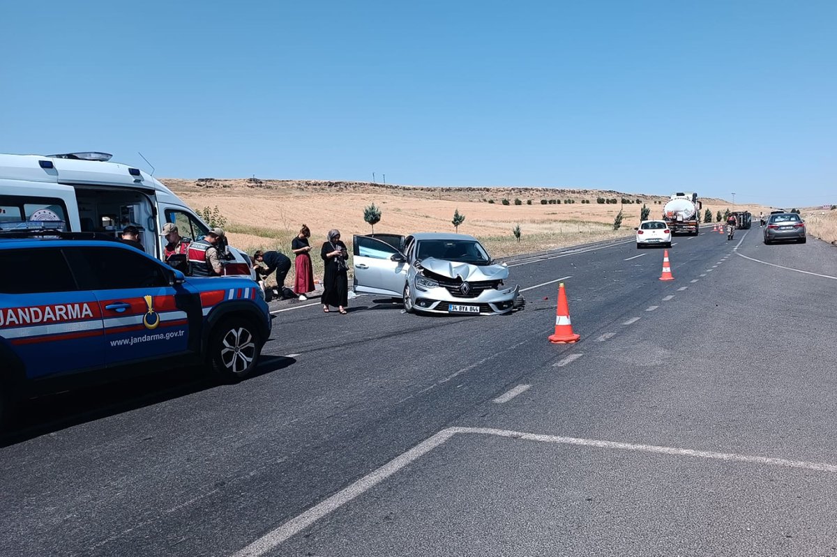 Çınar'da 2 otomobil çarpıştı: 4 yaralı