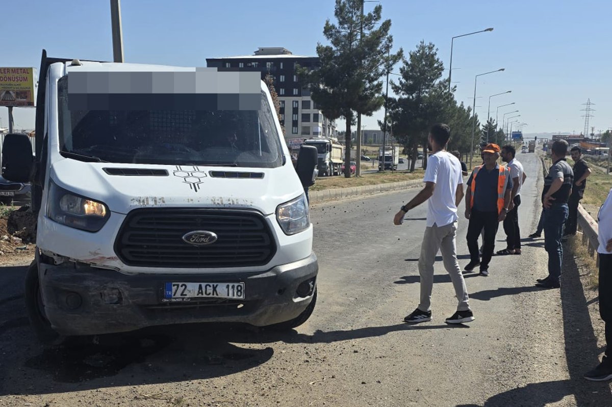 Batman'da otomobil ile açık kasa minibüs çarpıştı