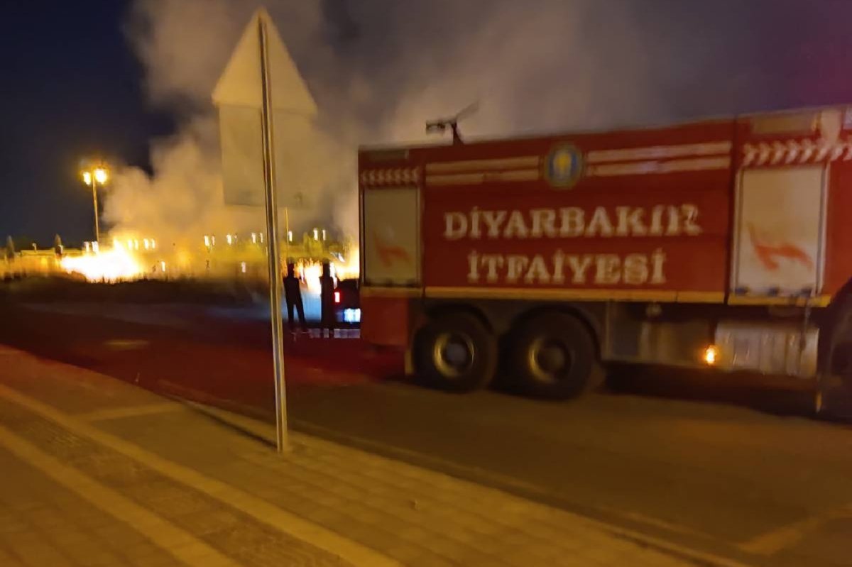 Diyarbakır'da otluk alandaki yangın korkuttu