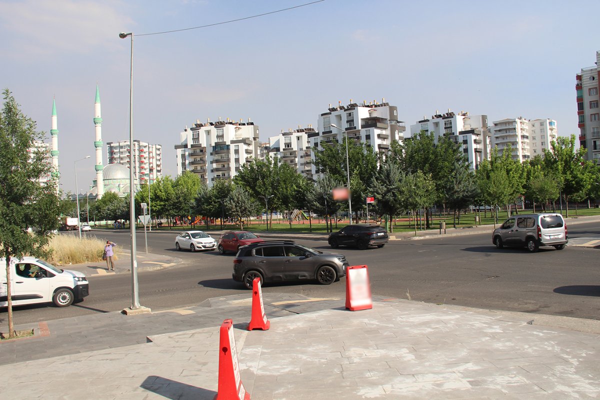 Diyarbakır'da tehlike saçan kavşak: Mahalleli trafik ışığı talep ediyor