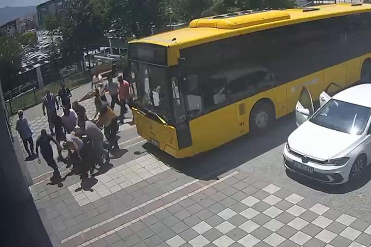 Şoför, kalp krizi geçiren hasta için otobüsü hastaneye sürdü