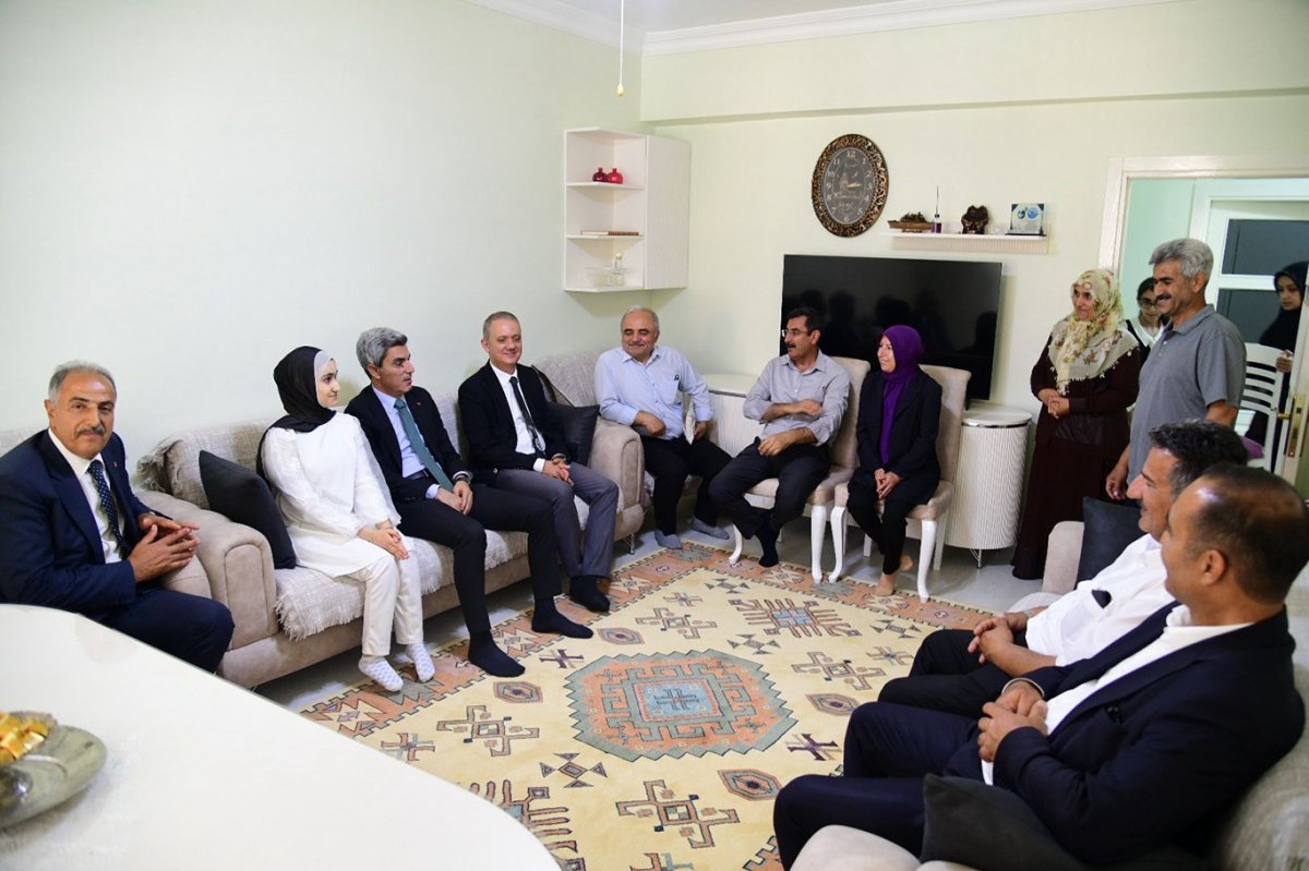 Azmiyle mezun olan özel eğitim öğrencisinin karnesi evinde teslim edildi