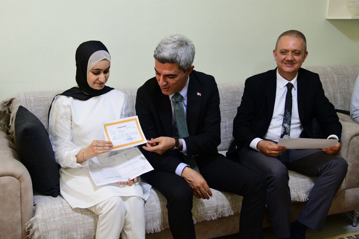 Azmiyle mezun olan özel eğitim öğrencisinin karnesi evinde teslim edildi