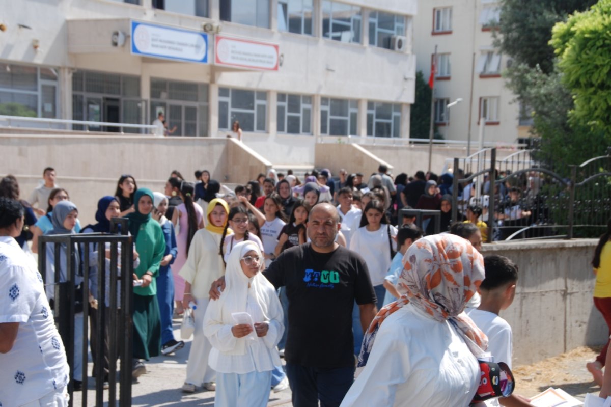 İzmir’de öğrenciler karne aldı, yaz tatili heyecanı başladı