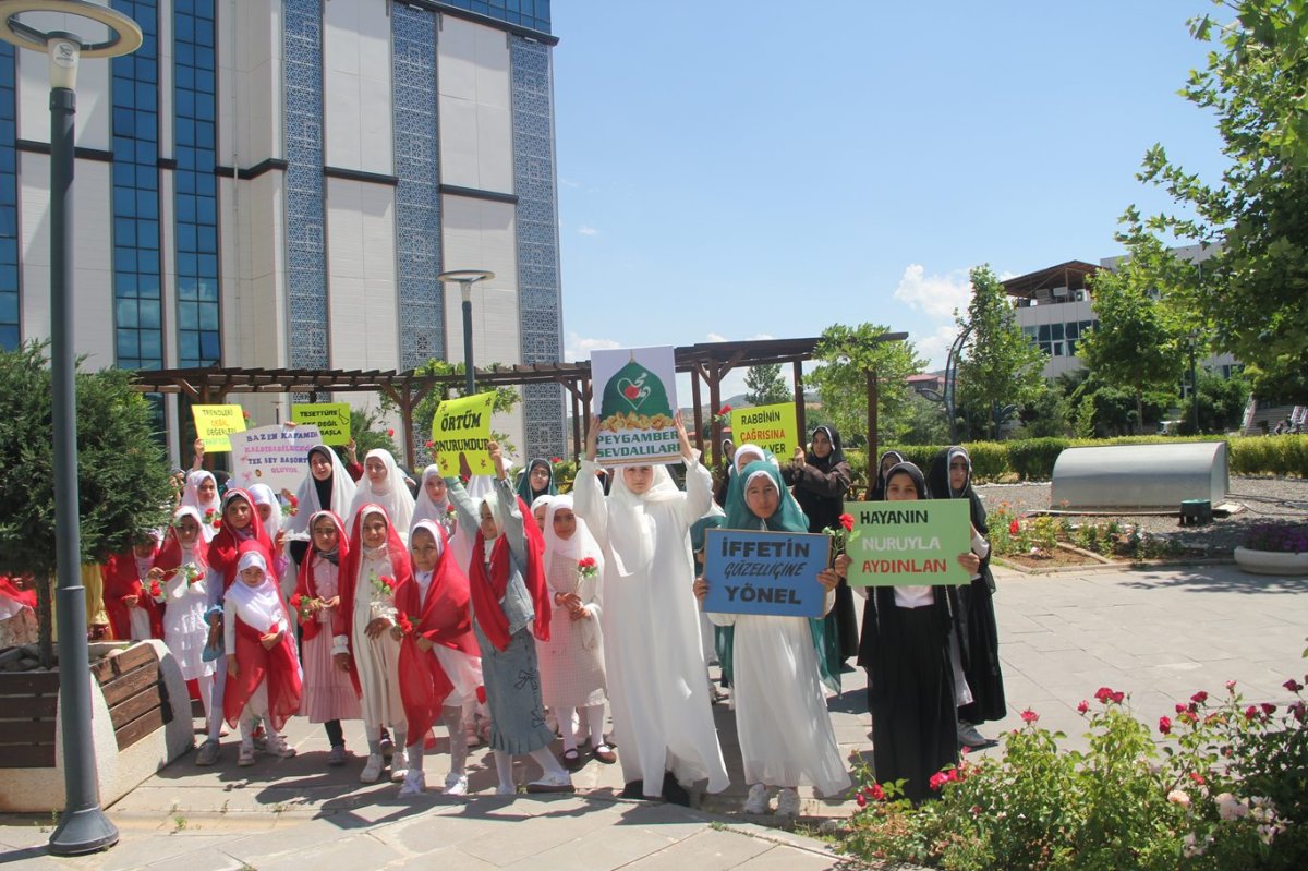 Bingöl’de anlamlı etkinlik: Yüzlerce kız çocuğu tesettüre girmenin heyecanını yaşadı