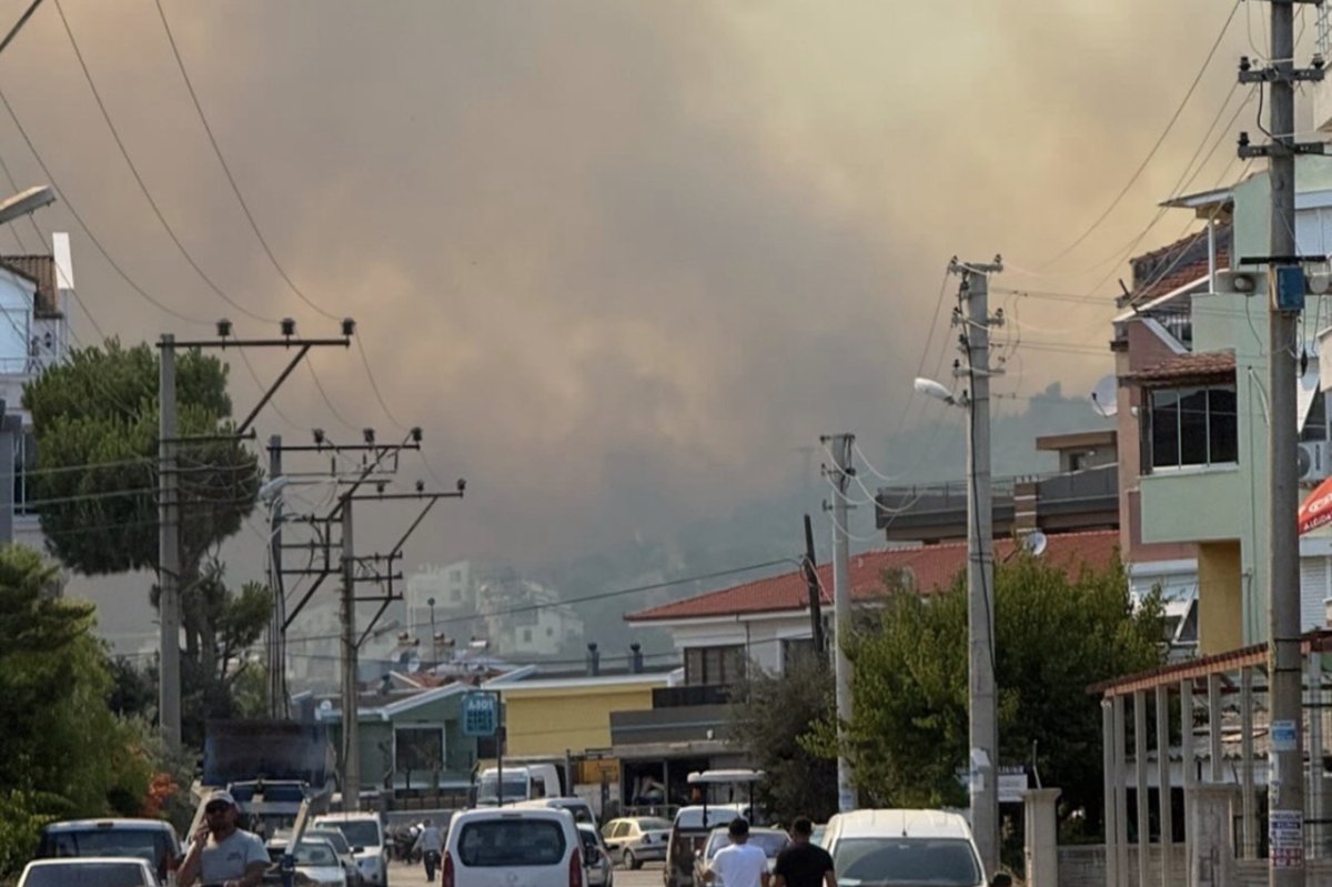 İzmir'deki orman yangını yerleşim yerlerine yaklaştı