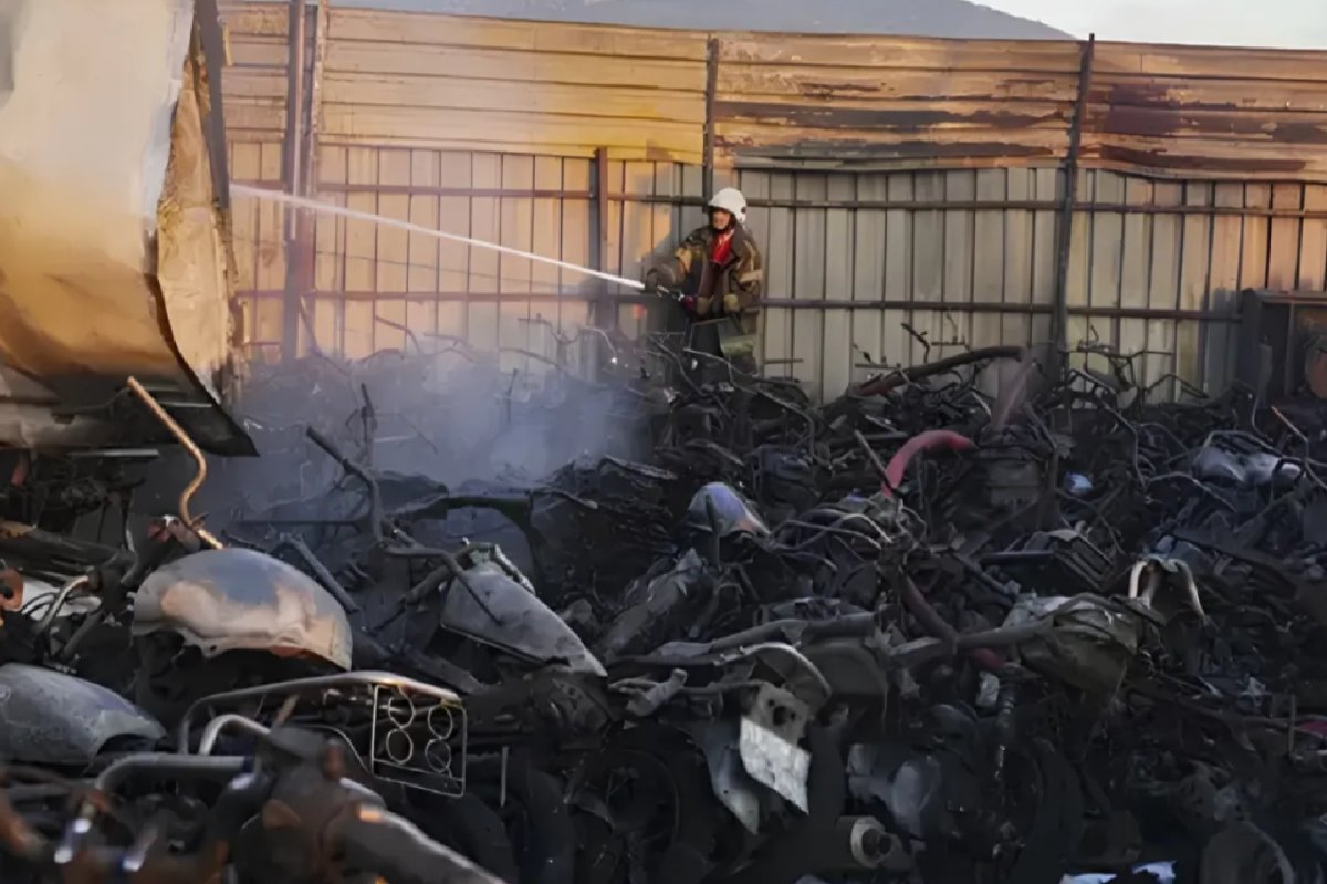 Bornova’daki Yediemin Otoparkı'nda çıkan yangında 62 araç zarar gördü