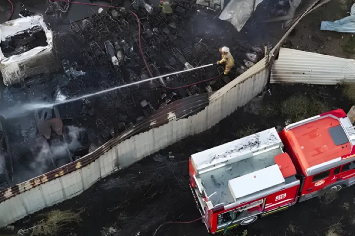 Bornova’daki Yediemin Otoparkı'nda çıkan yangında 62 araç zarar gördü