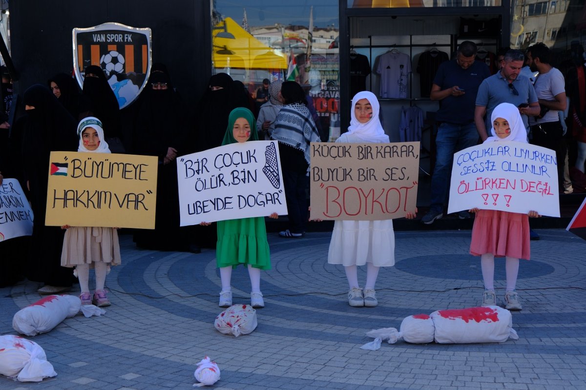 HÜDA PAR Van Kadın Kolları’ndan dikkat çeken eylem: "Filistin hâlâ soykırım altında"
