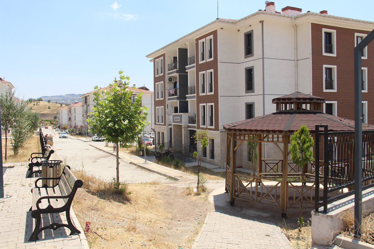 TOKİ sakinleri çözüm bekliyor: Kanalizasyon taşıyor, çöp dumanı nefes aldırmıyor