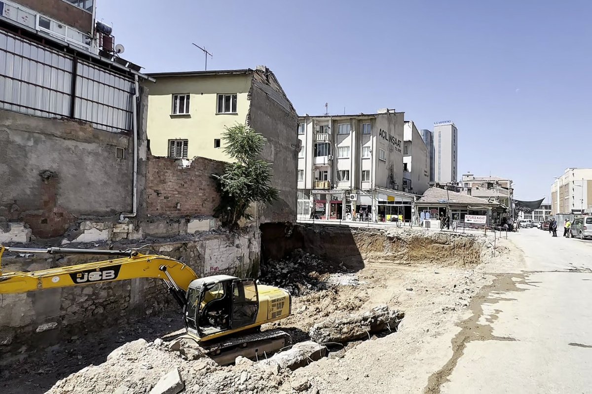 Malatya'da inşaat kazısı sırasında toprak kayması: 2 katlı ev tahliye edildi