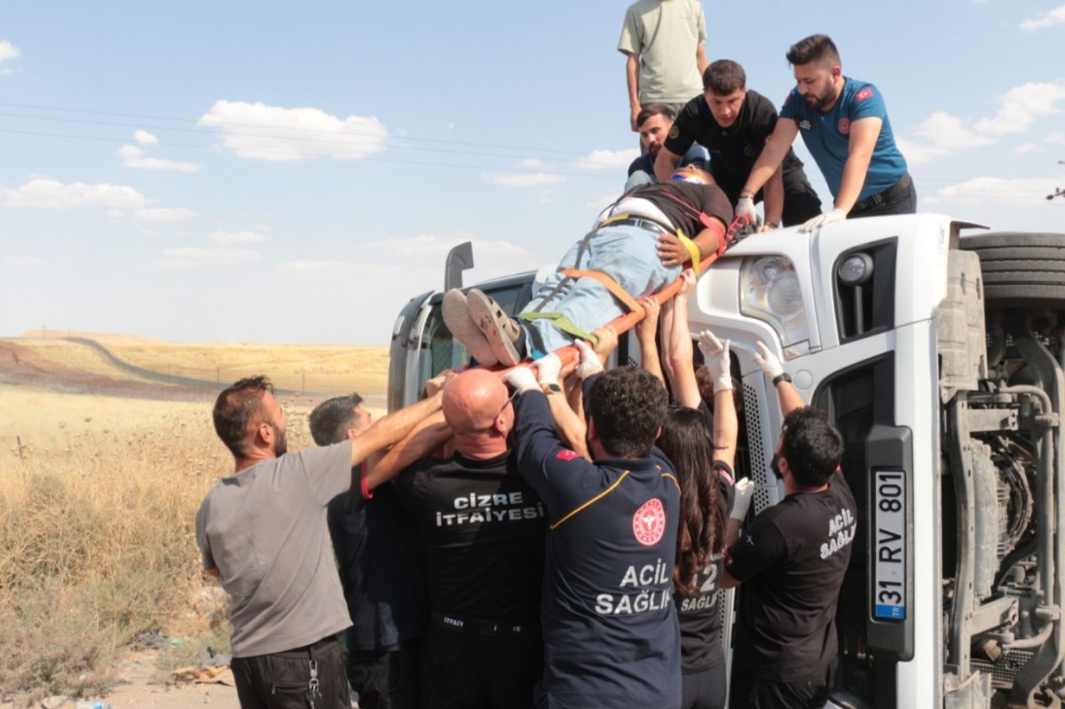Cizre'de devrilen tırın sürücüsü yaralandı
