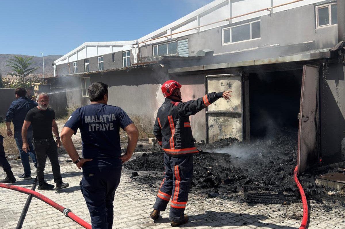 Malatya'da tekstil fabrikasının atık deposunda yangın