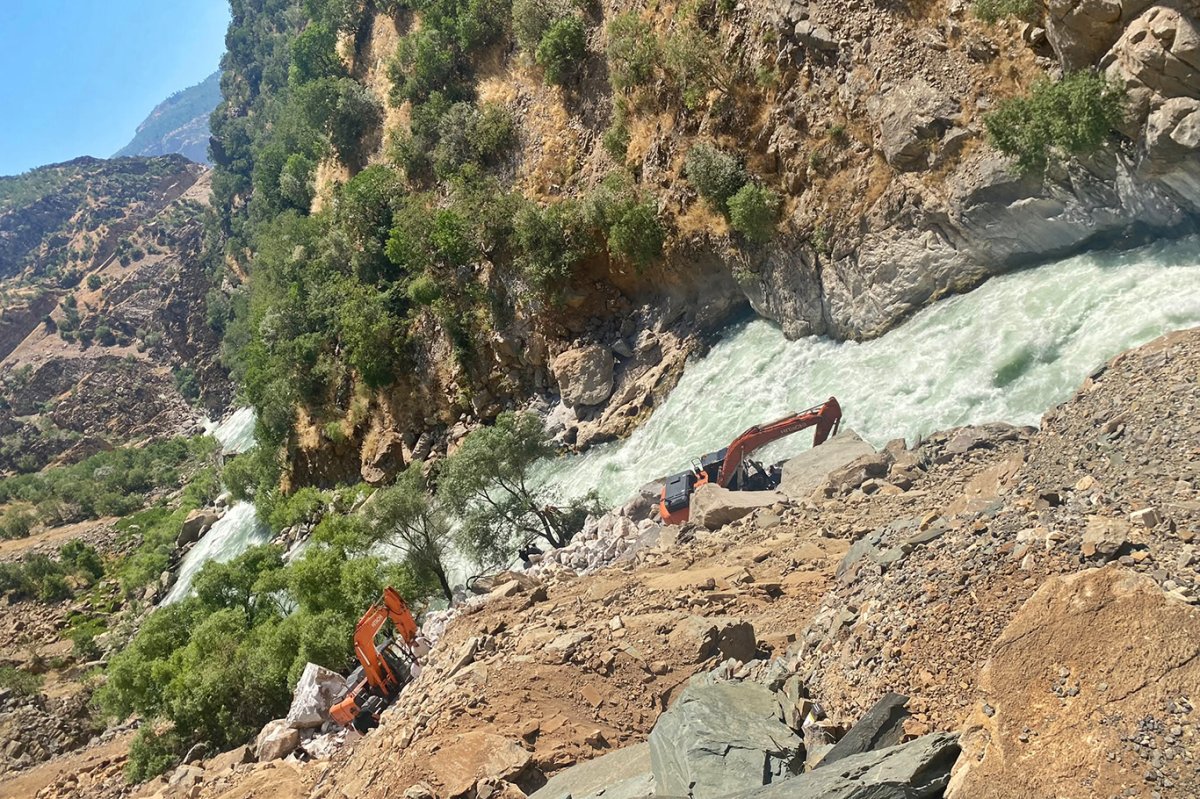 Habur Çayı'nda akıntıya kapılarak kaybolan genci arama çalışmaları devam ediyor