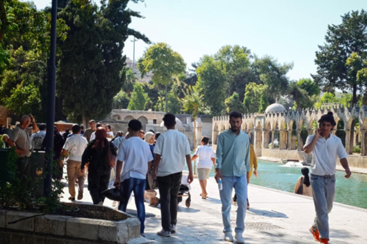 Şanlıurfa'da termometreler 49 dereceyi gösterdi, vatandaşlar Balıklıgöl'e sığındı